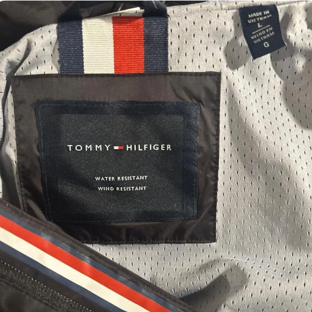 Tommy Hilfiger Black Hooded Rain Jacket/Windbreaker Size Men’s Large (NWT)